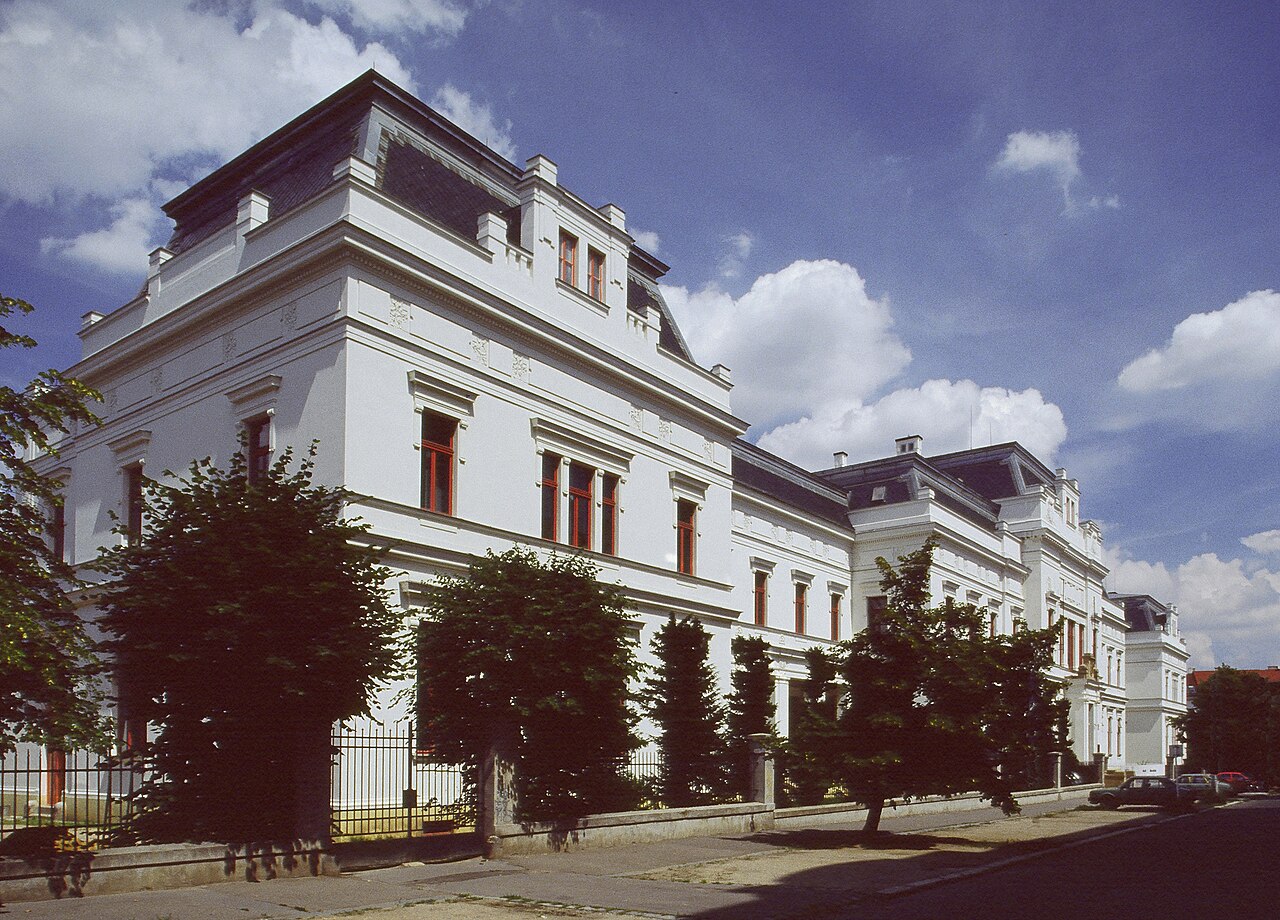 Главное здание Академии изобразительных искусств в Праге
