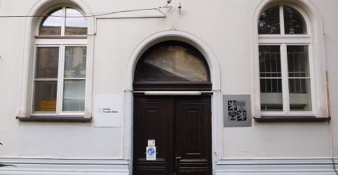 Главное здание Ambis в Либени