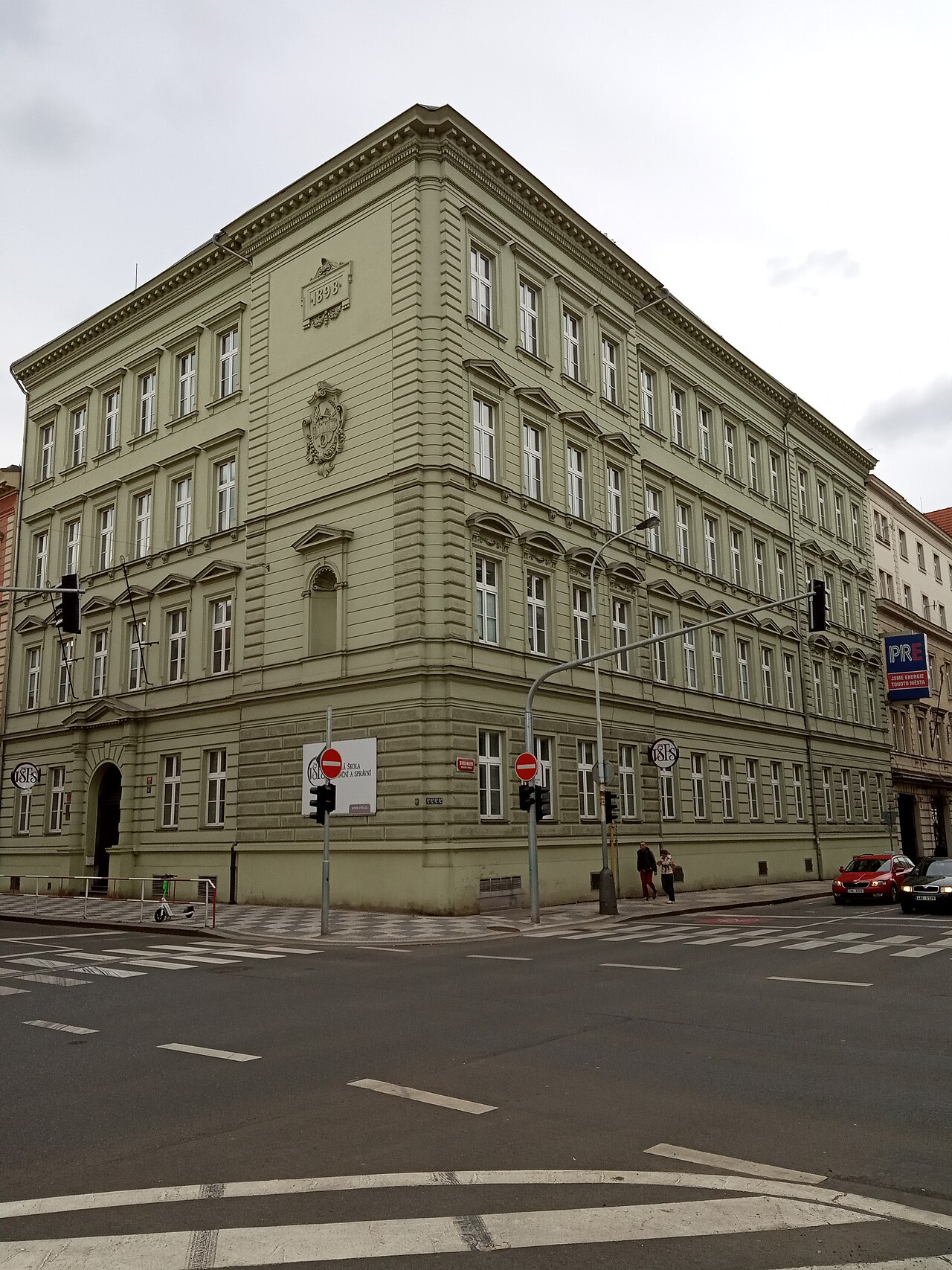 Здание VŠFS на Влтавской, 12 в Праге-Смихове