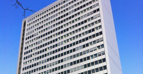Высотное здание строительного факультета STU в Братиславе