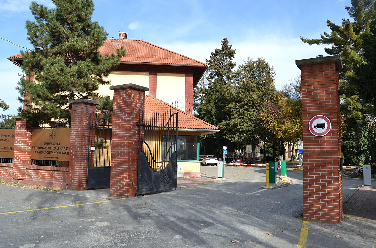 Главные ворота кампуса UVLF