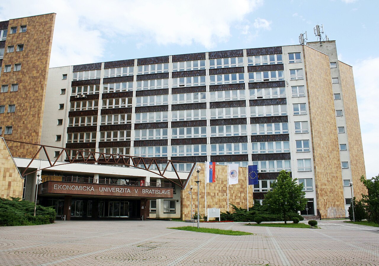 Главное здание Экономического университета в Братиславе